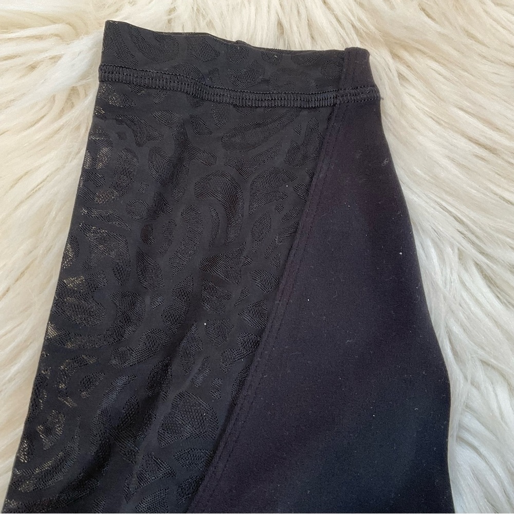 Lululemon Paisley Lace Overlay Tights  / Leggings - NWT - Size 6 - Black - Picture 4 of 9